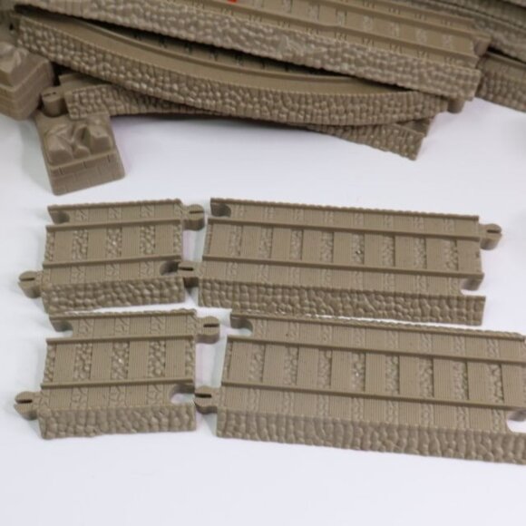 Lot 32 Thomas the Train Track Set With Bridge Supports Plastic - Picture 2 of 10